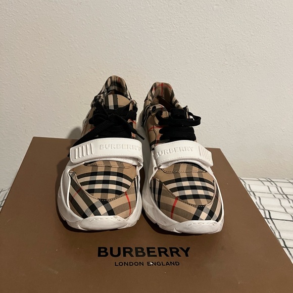 Burberry Low top sneakers - Picture 2 of 5